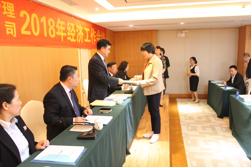 各部门、粮库向董事长黄国林递交2018年度经营业绩（工作目标）责任书和安全生产管理责任书。_副本.jpg